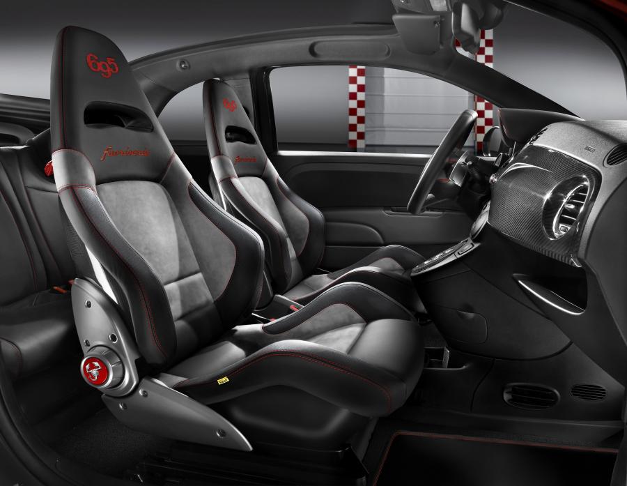 Интерьер Abarth 695 Scorpione 2013 года  (фото 2 из 2)